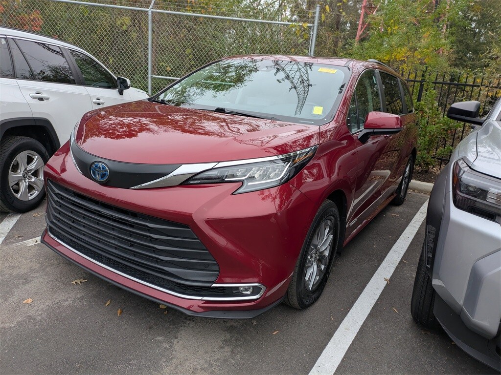 2021 Toyota Sienna XLE photo 3