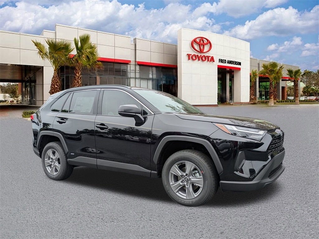 2025 Toyota RAV4 LE's photo