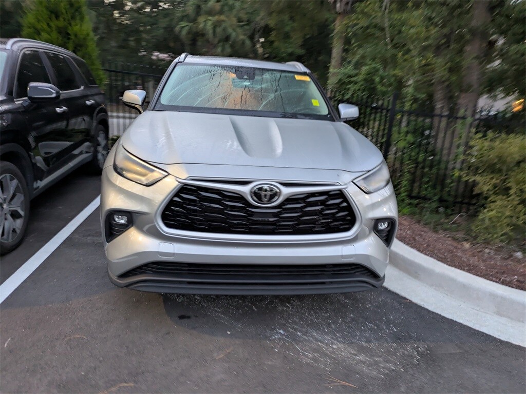 2023 Toyota Highlander XLE photo 2