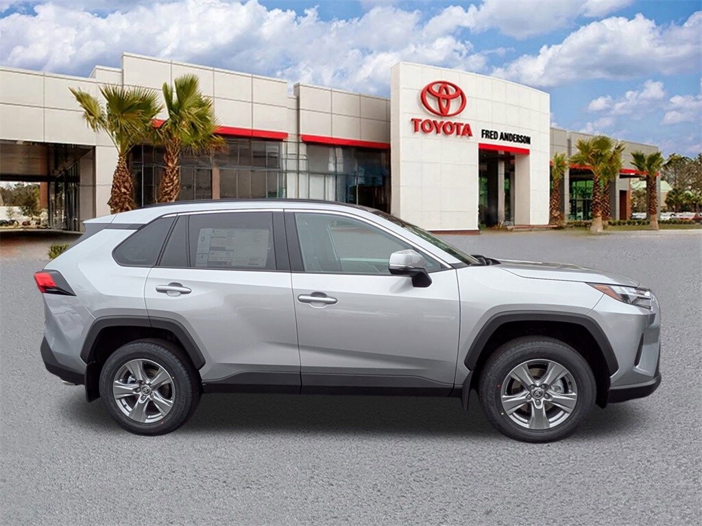 2025 Toyota RAV4 XLE photo 2