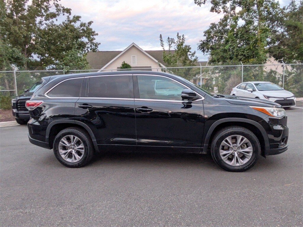 2016 Toyota Highlander LE Plus photo 2