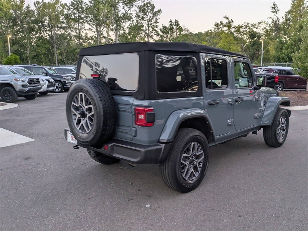 2024 Jeep Wrangler Sahara photo 3
