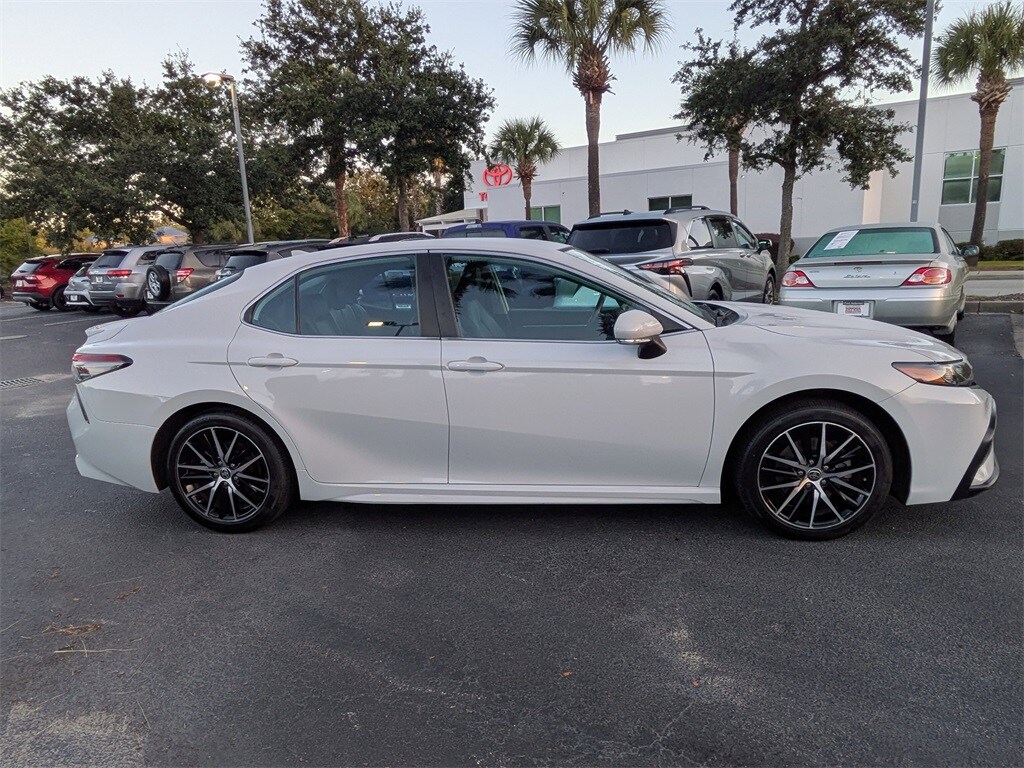 2022 Toyota Camry SE photo 3