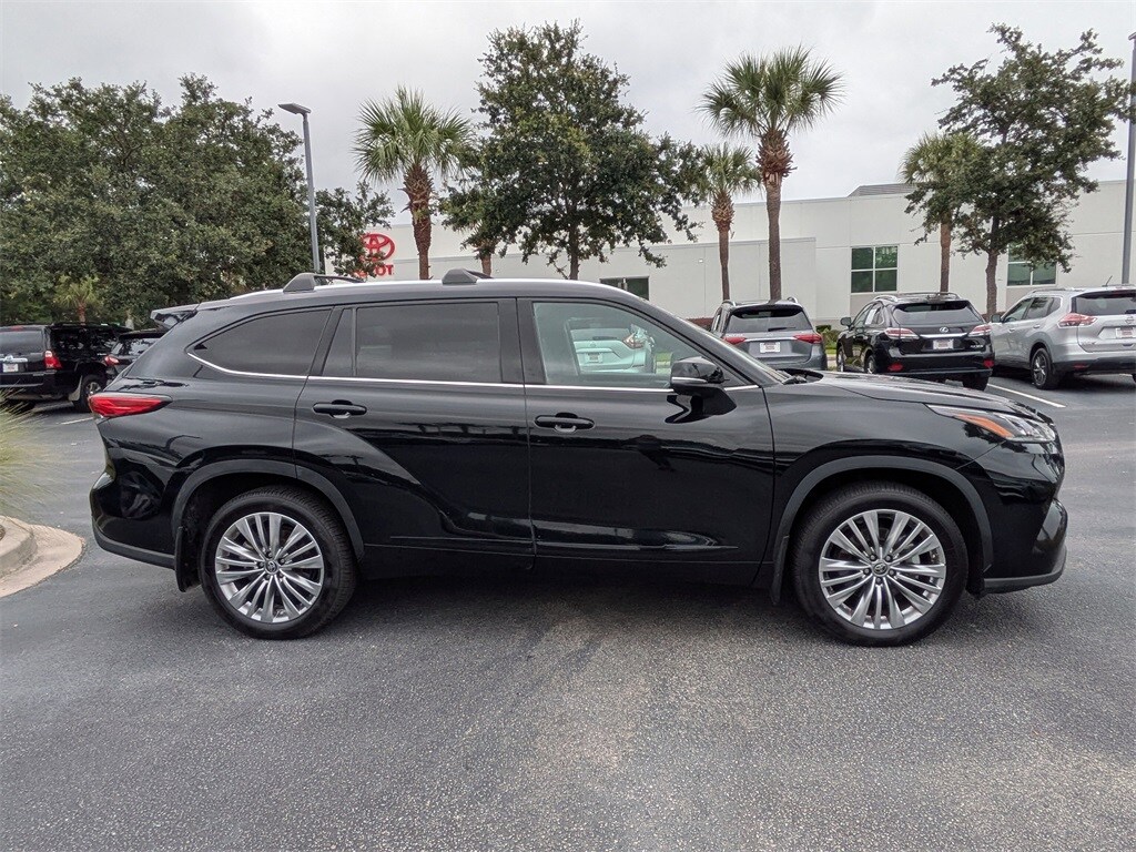 2023 Toyota Highlander Platinum photo 3