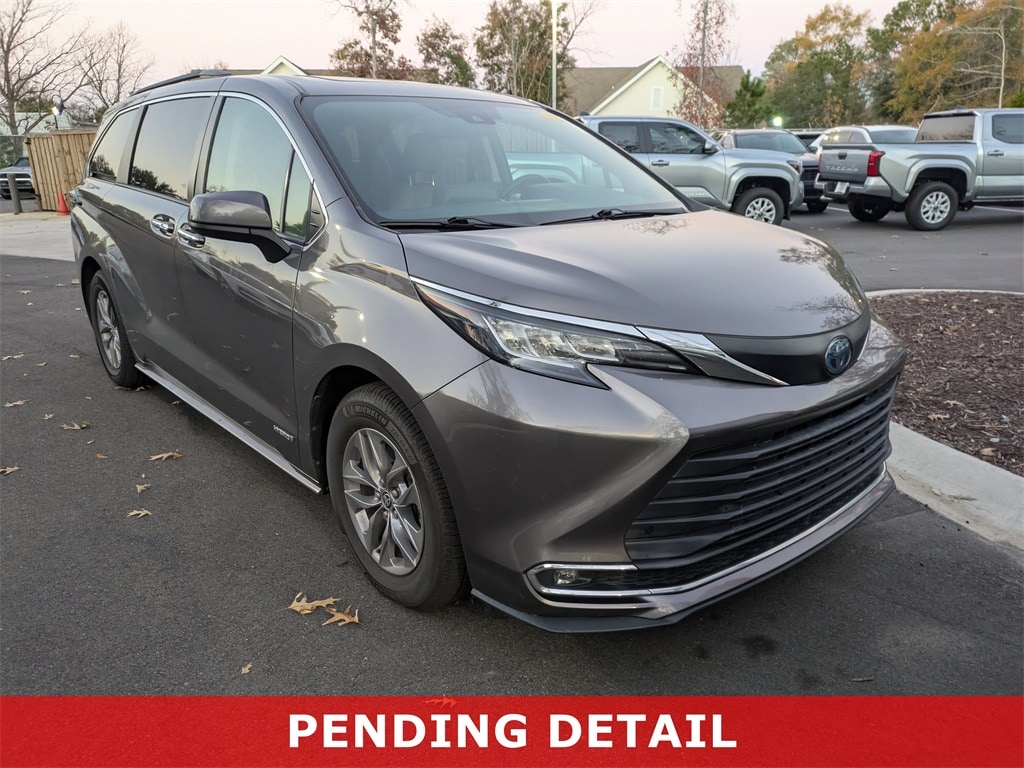 2021 Toyota Sienna XLE's photo