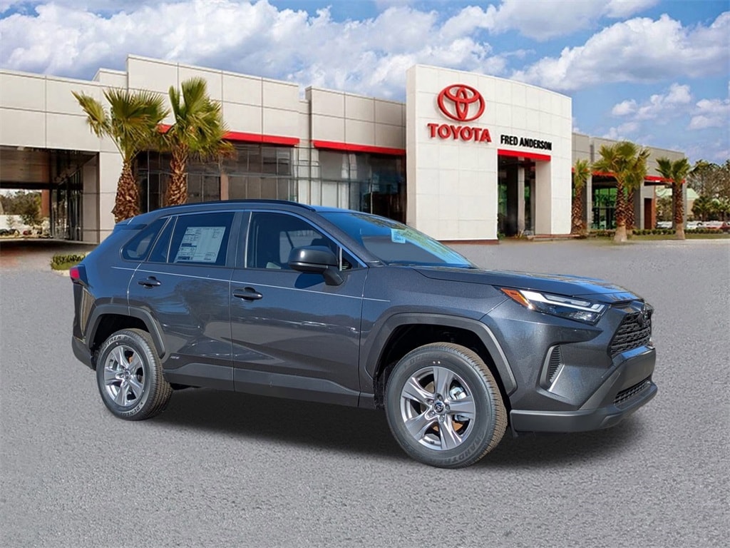 2025 Toyota RAV4 LE's photo