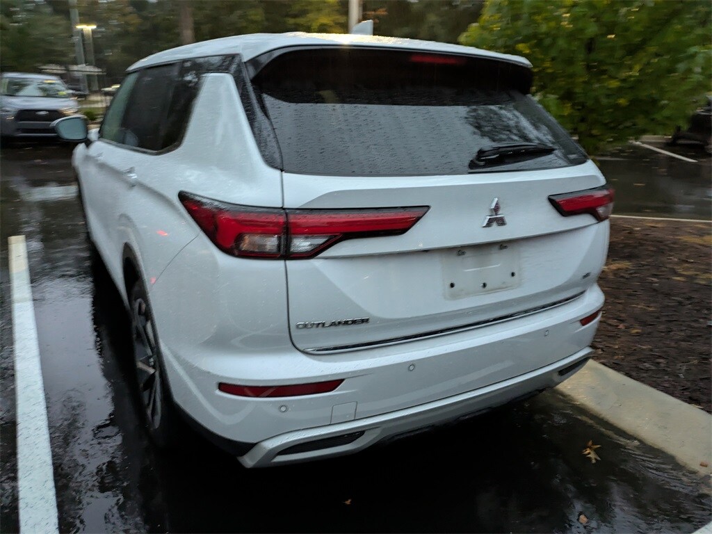 2022 Mitsubishi Outlander SE photo 2