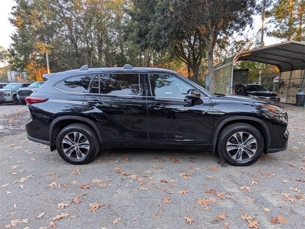 2021 Toyota Highlander XLE photo 3