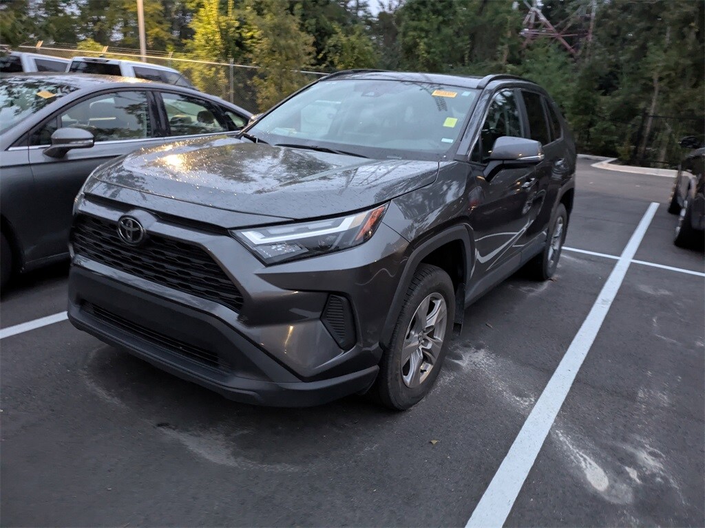 2024 Toyota RAV4 XLE photo 3