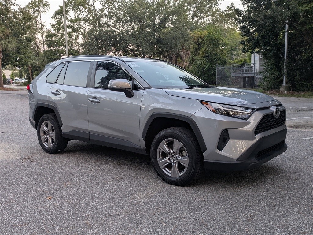2022 Toyota RAV4 XLE photo 2