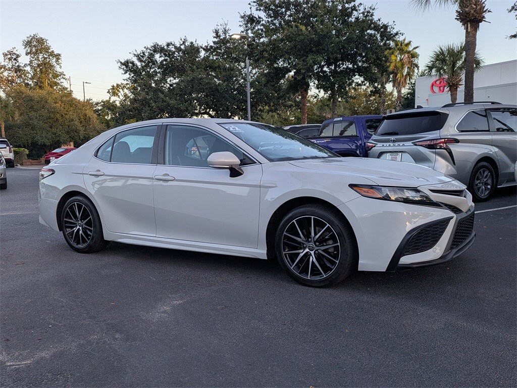 2022 Toyota Camry SE photo 2