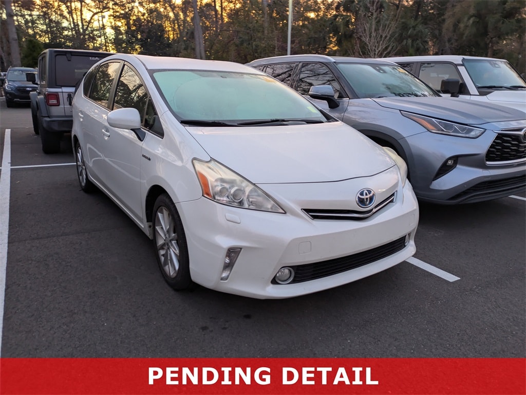 2014 Toyota Prius v Five's photo