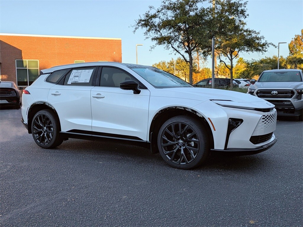 2025 Toyota Crown Signia Limited photo 2