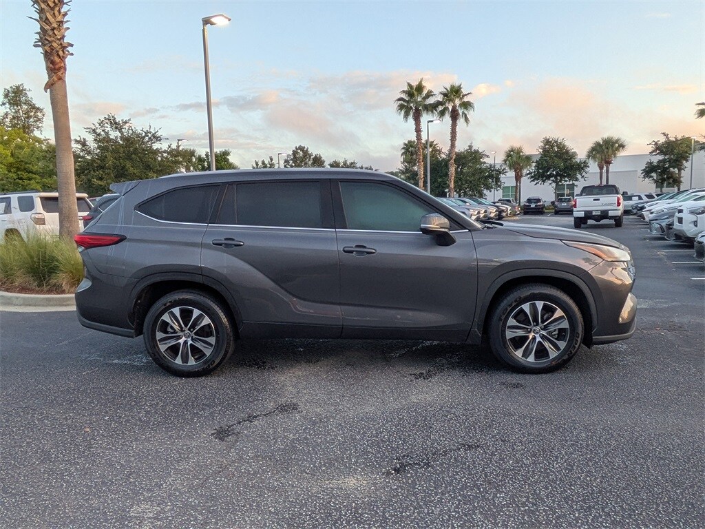 2022 Toyota Highlander XLE photo 2