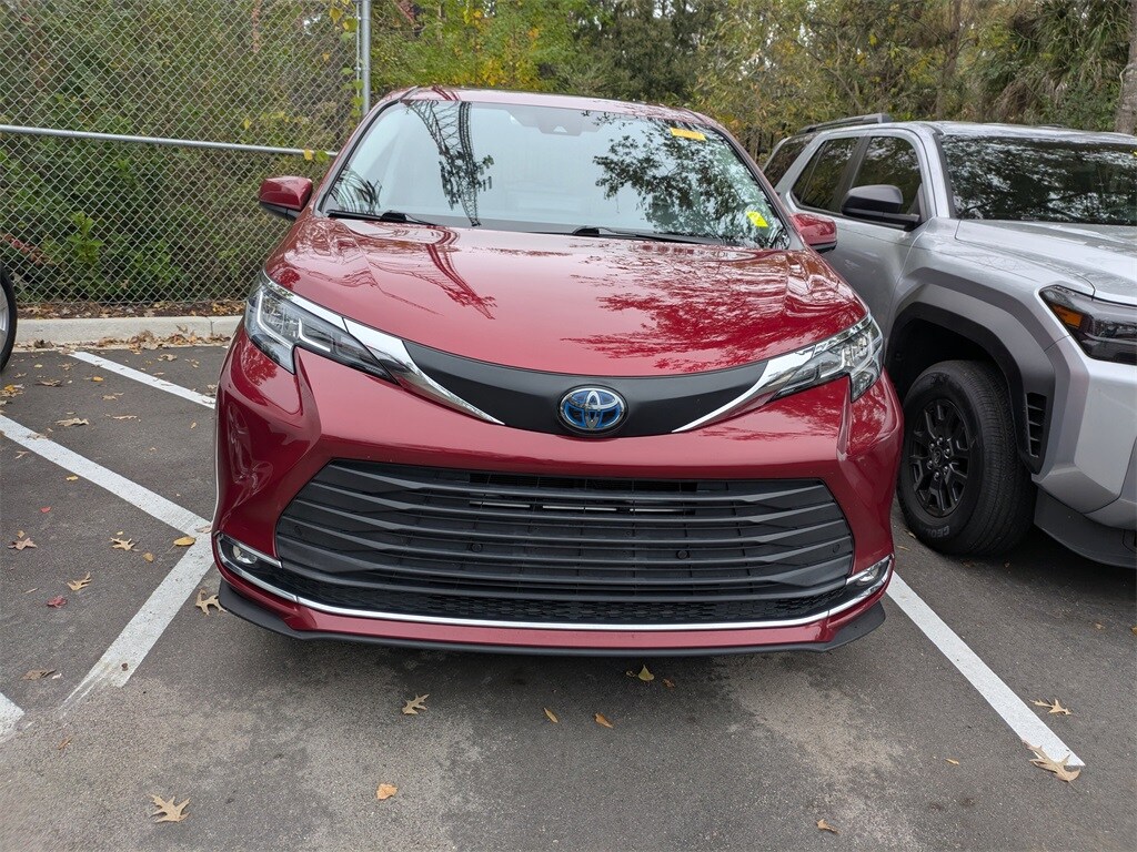 2021 Toyota Sienna XLE photo 2