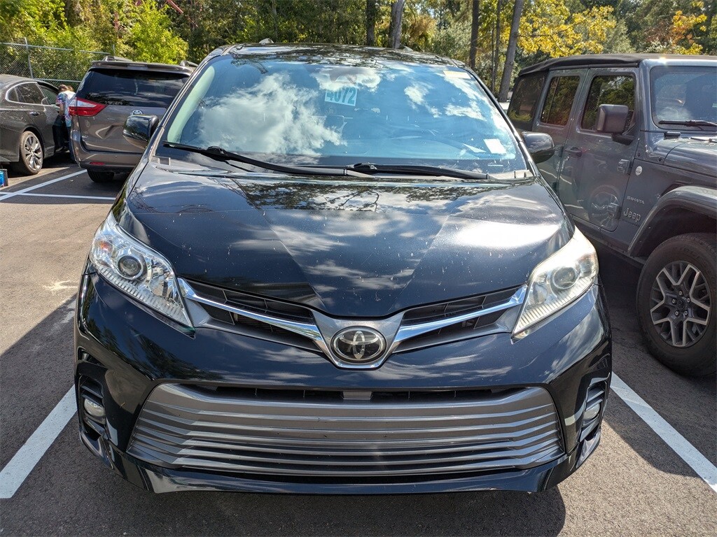 2020 Toyota Sienna XLE photo 2