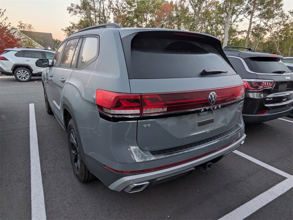2024 Volkswagen Atlas Peak Edition SE Technology photo 2