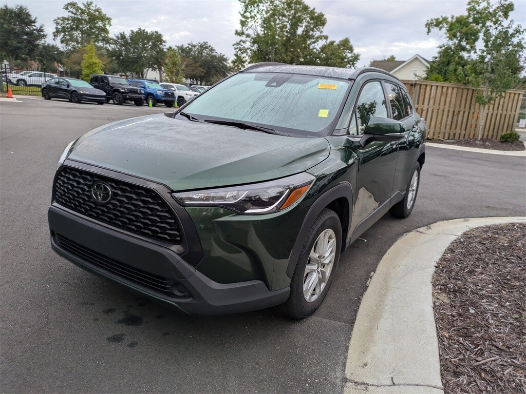 2022 Toyota Corolla Cross LE photo 3
