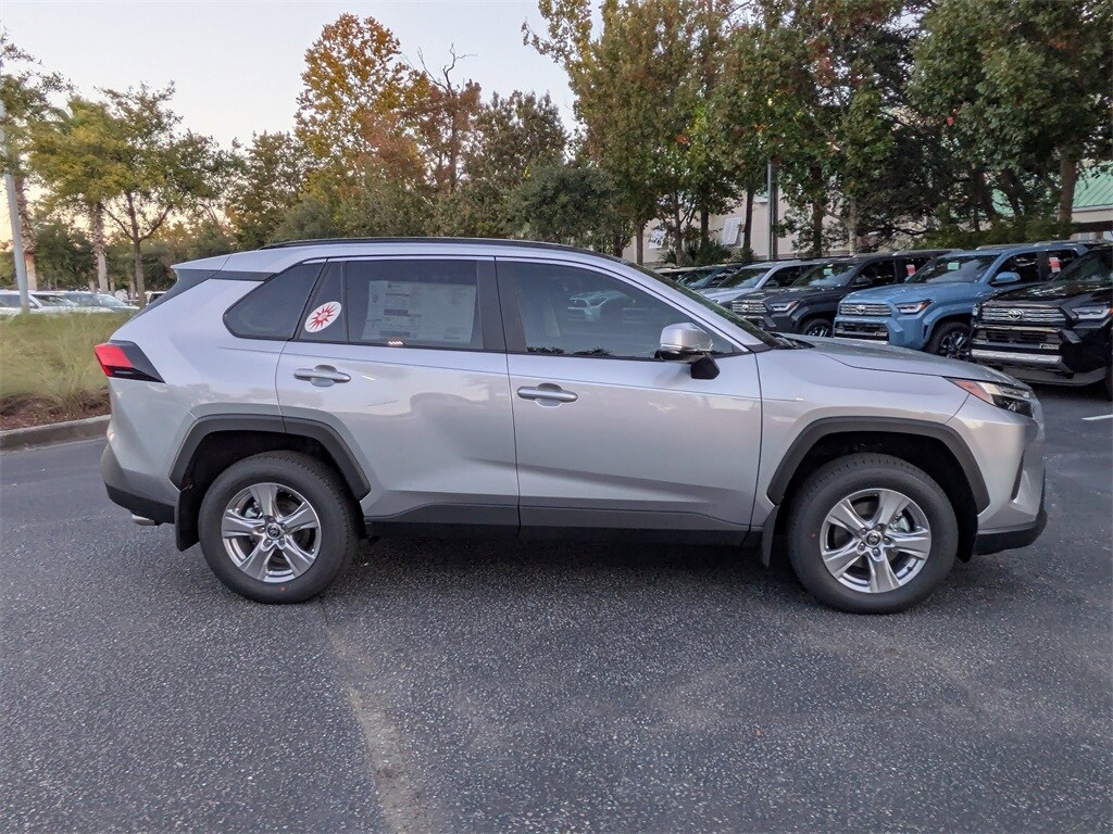 2025 Toyota RAV4 XLE photo 3