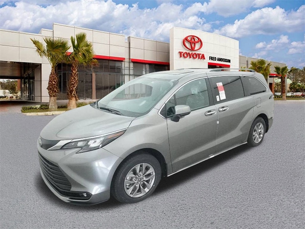 2026 Toyota Sienna XLE's photo