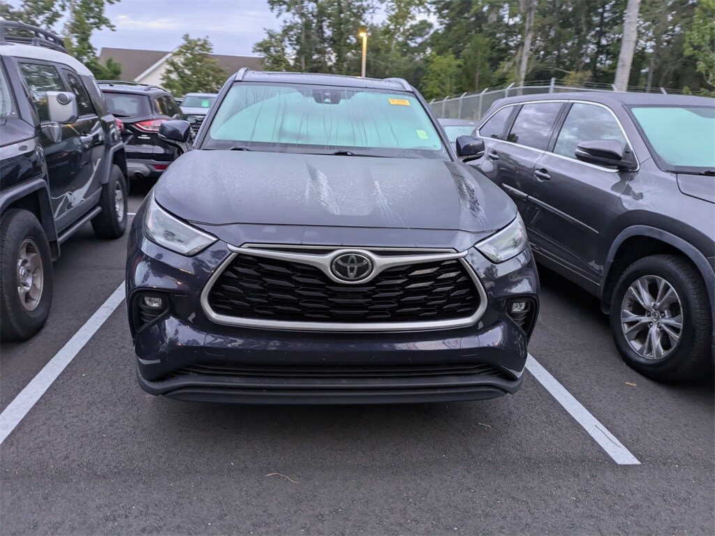 2021 Toyota Highlander XLE photo 2