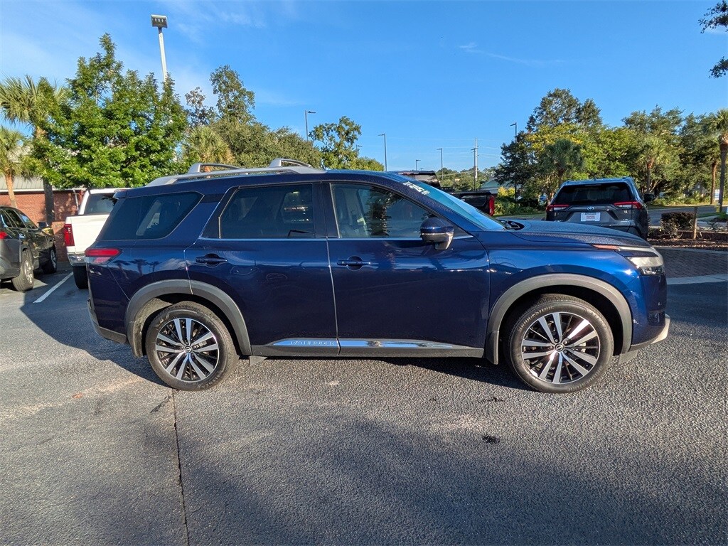 2024 Nissan Pathfinder Platinum photo 2