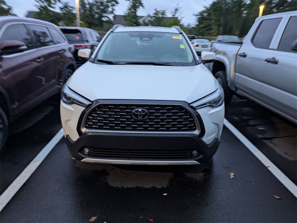 2024 Toyota Corolla Cross XLE photo 2
