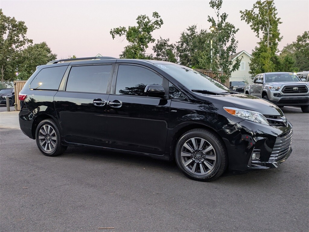 2020 Toyota Sienna XLE photo 2