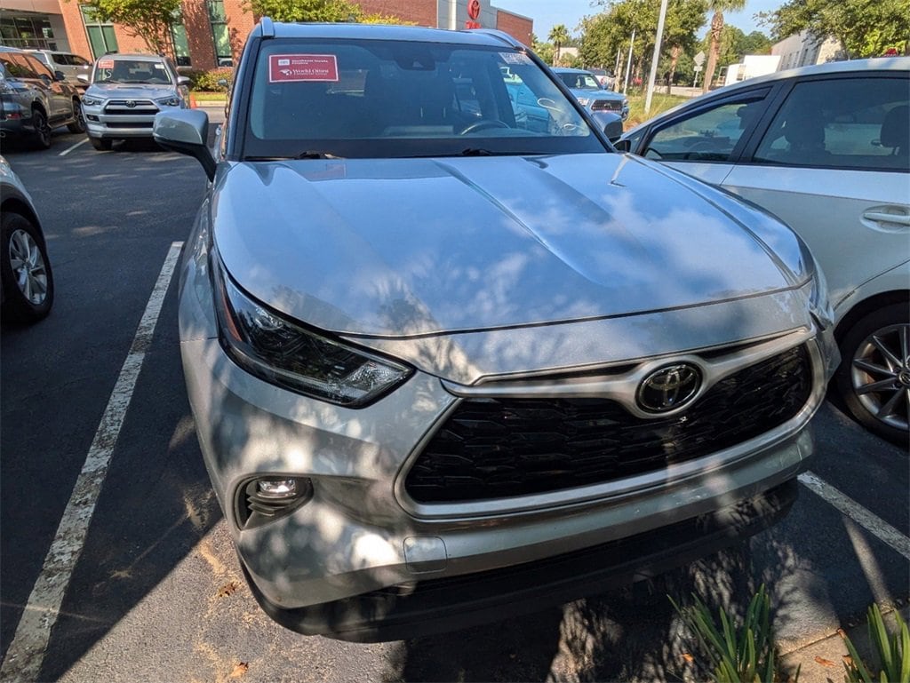 Used 2021 Toyota Highlander XLE with VIN 5TDGZRAH3MS077462 for sale in Charleston, SC