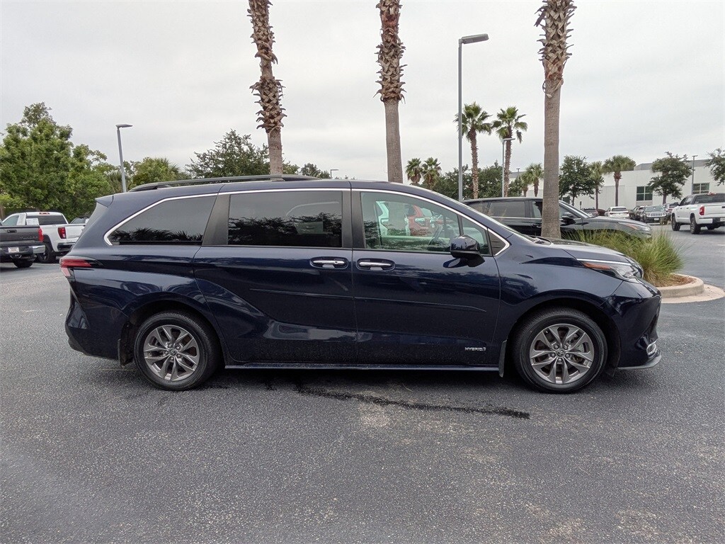 2021 Toyota Sienna XLE photo 3