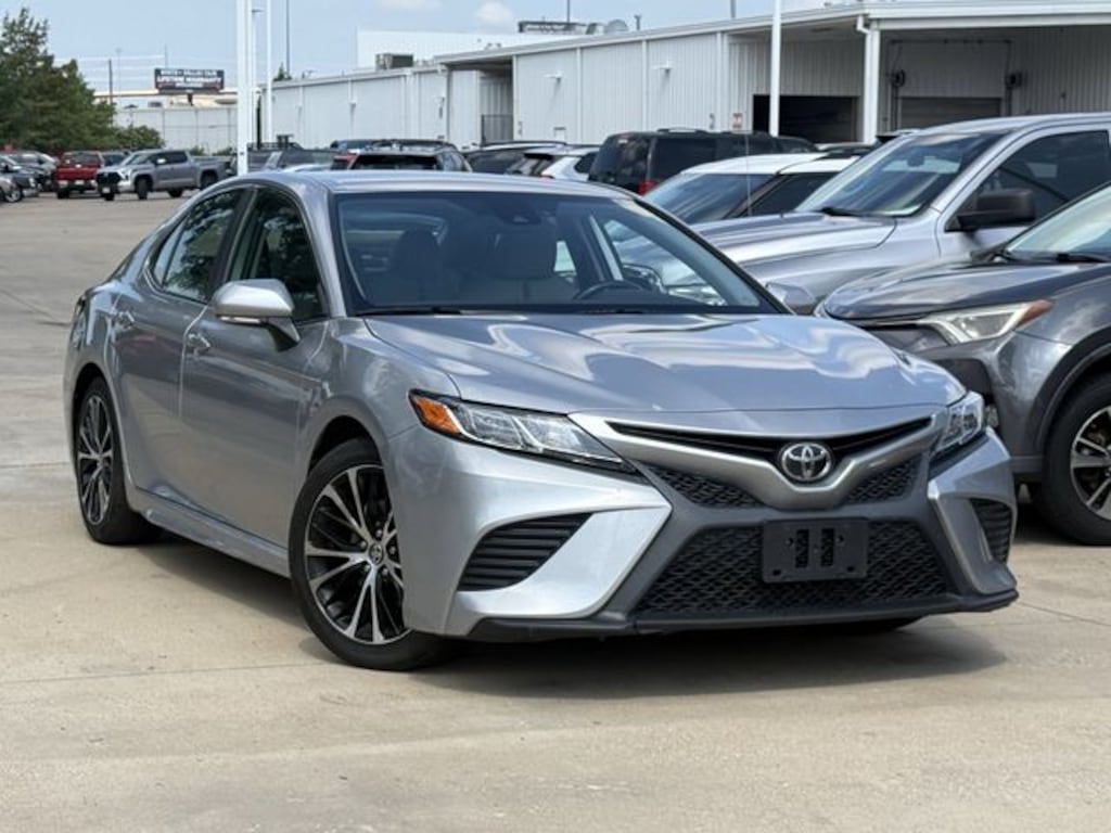 Used 2020 Toyota Camry SE Sedan