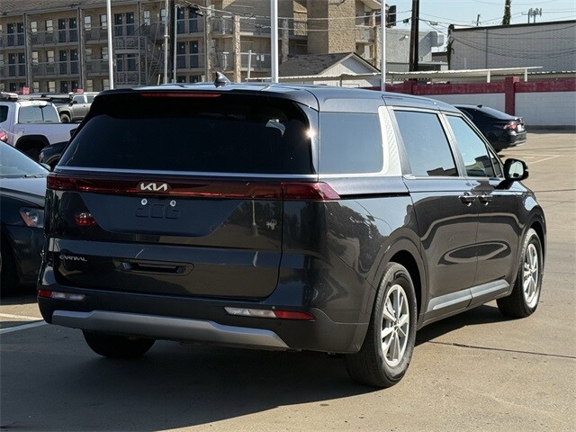 2024 Kia Carnival LX photo 4