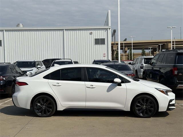 2023 Toyota Corolla SE photo 3