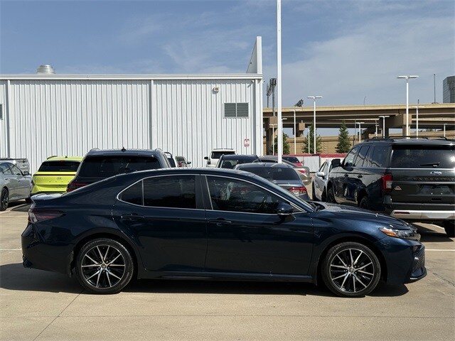 2021 Toyota Camry SE photo 3