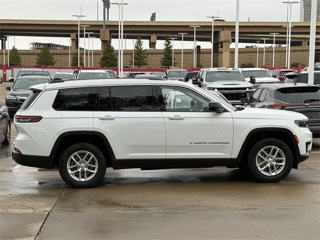 2023 Jeep Grand Cherokee Laredo photo 2