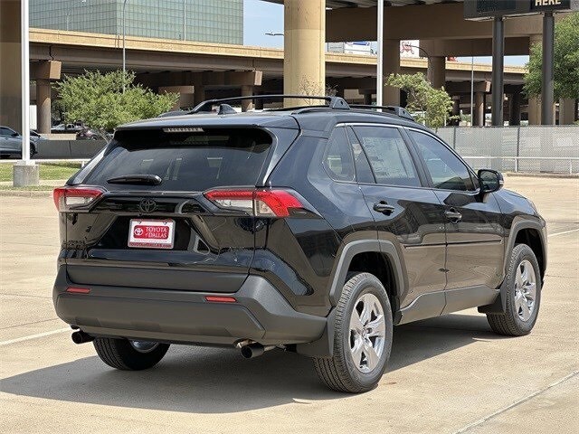 2025 Toyota RAV4 XLE photo 3