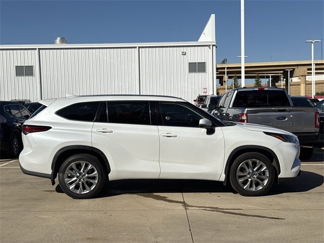 2023 Toyota Highlander L photo 2