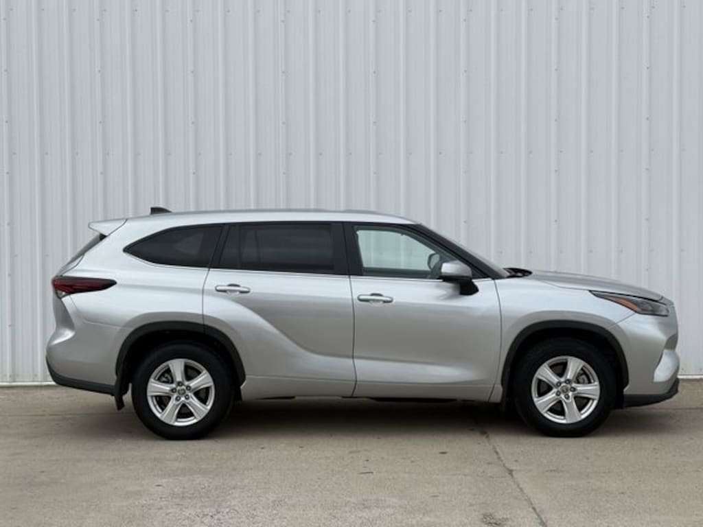 Used 2024 Toyota Highlander LE SUV