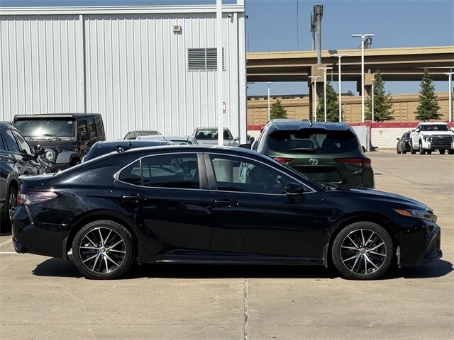 2023 Toyota Camry SE photo 3