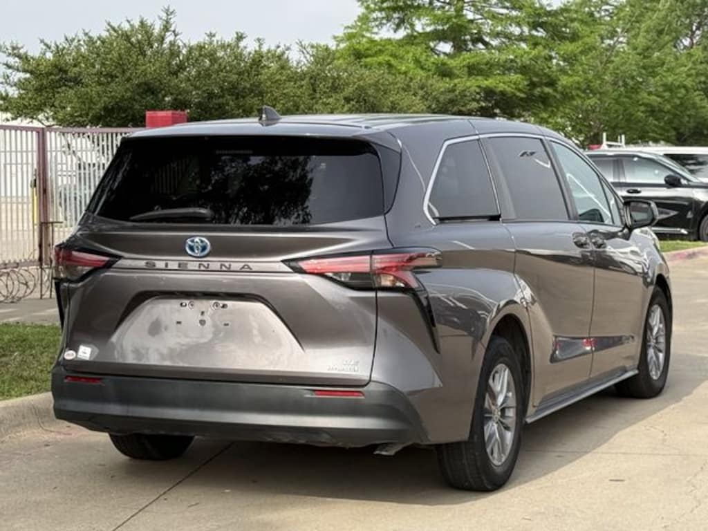 Used 2022 Toyota Sienna LE Van Passenger Van
