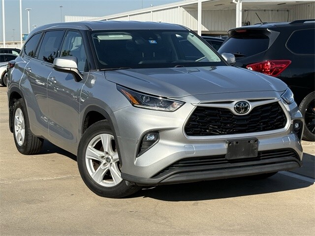 2021 Toyota Highlander LE photo 2