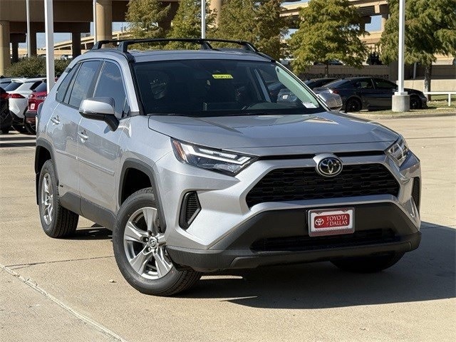2025 Toyota RAV4 XLE's photo