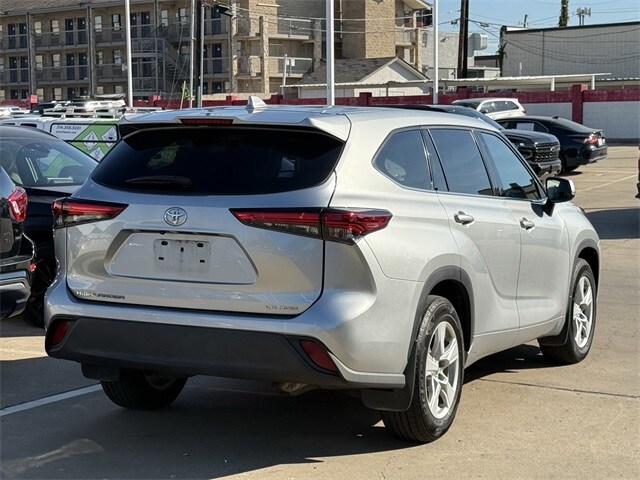 2021 Toyota Highlander LE photo 4