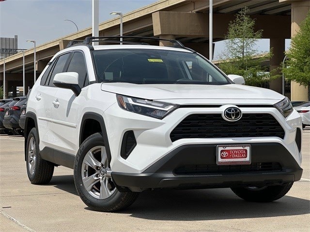 2025 Toyota RAV4 XLE's photo