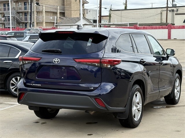 2023 Toyota Highlander LE photo 4