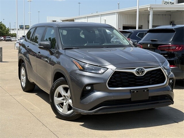 2024 Toyota Highlander LE photo 2