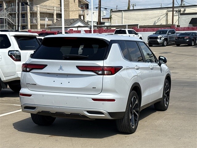 2023 Mitsubishi Outlander SE photo 2