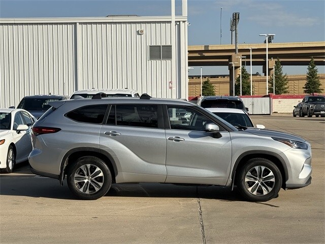 2023 Toyota Highlander XLE photo 3