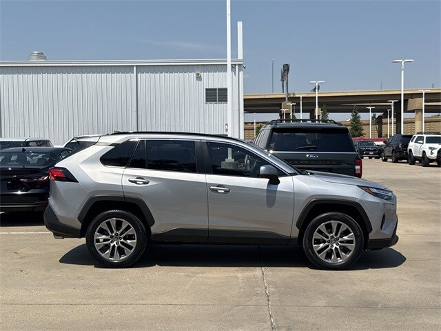 2022 Toyota RAV4 XLE Premium photo 3