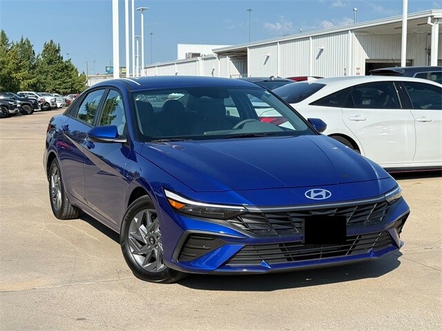 2024 Hyundai Elantra SEL photo 2